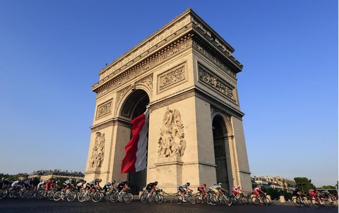 For the first time the peloton circled the Arc du Triomphe