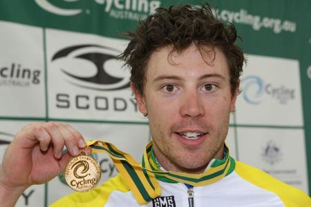 Shane Perkins shows off his second gold medal of the week, this one from the men's keirin final.