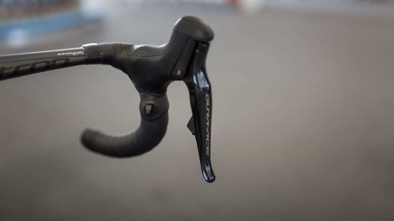 Arashiro opts for satellite shifter buttons on the drops of his handlebars