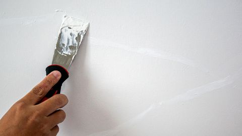 Learn how to repair cracks in plaster in three easy steps | Homebuilding