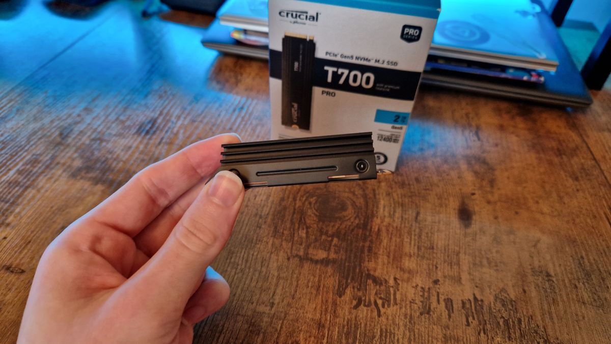 Crucial T700 Pro review image of the integrated heatsink's height