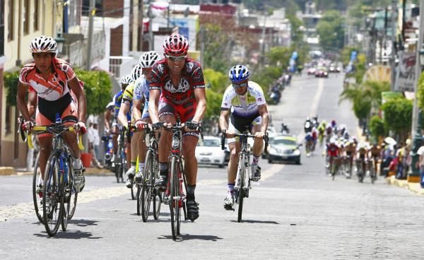 The peloton closes on the leading groups
