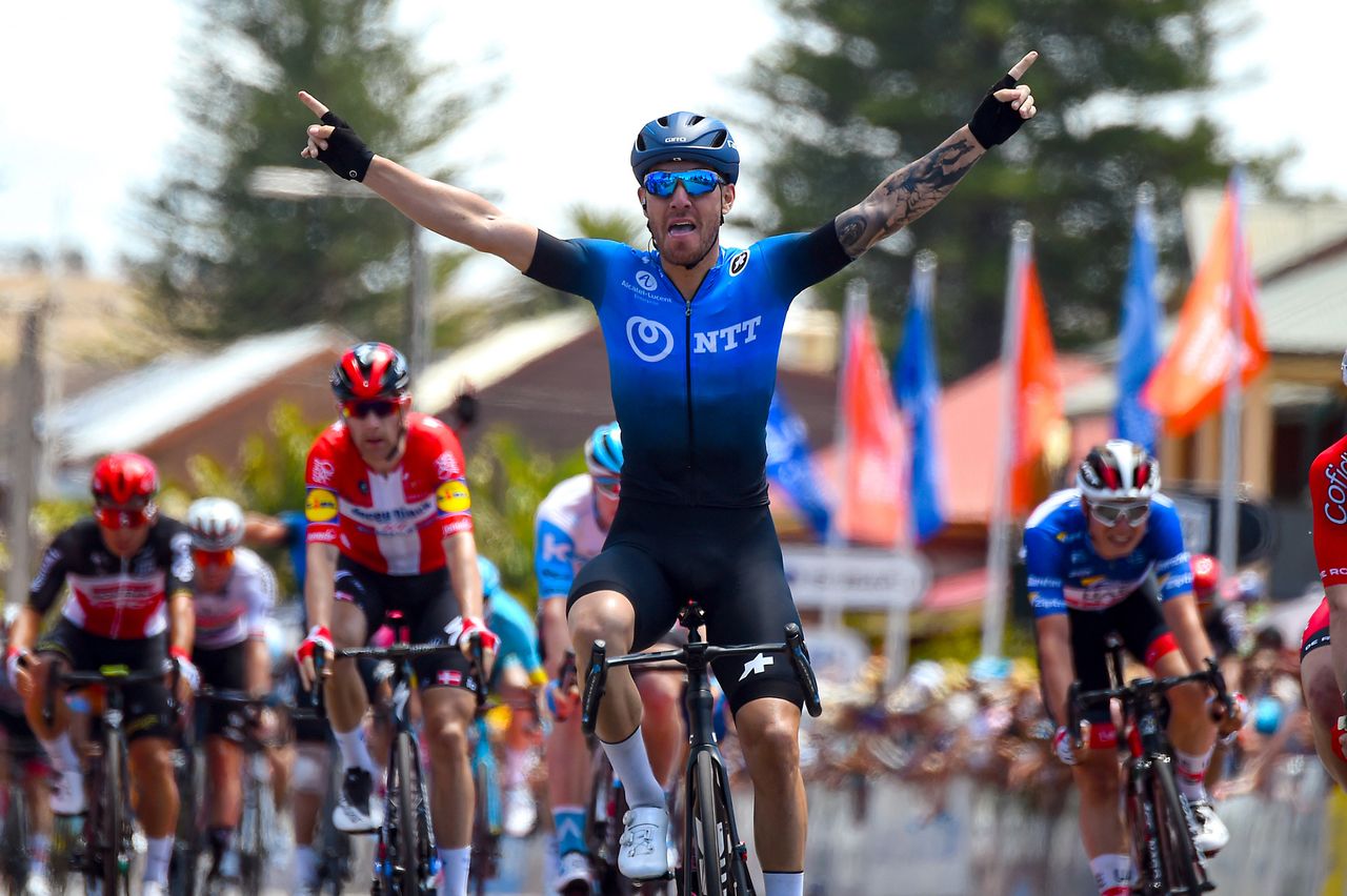 Giacomo Nizzolo wins stage 5