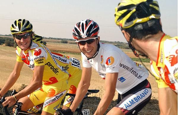 Carlos Sastre (CSC - center) laughs at something David Millar (Sanier Duval Prodir) says