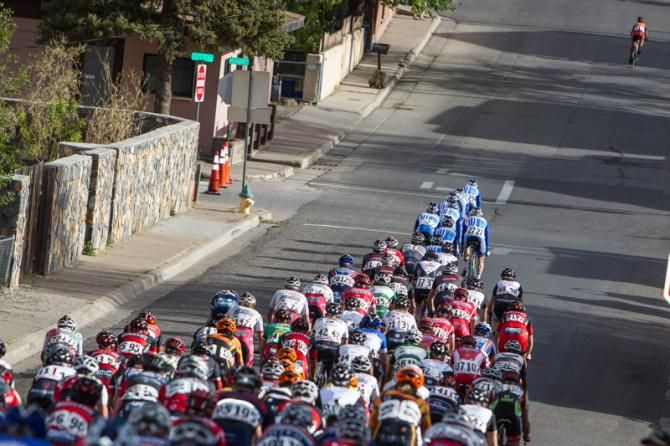 The field starts to chase riders off the front.