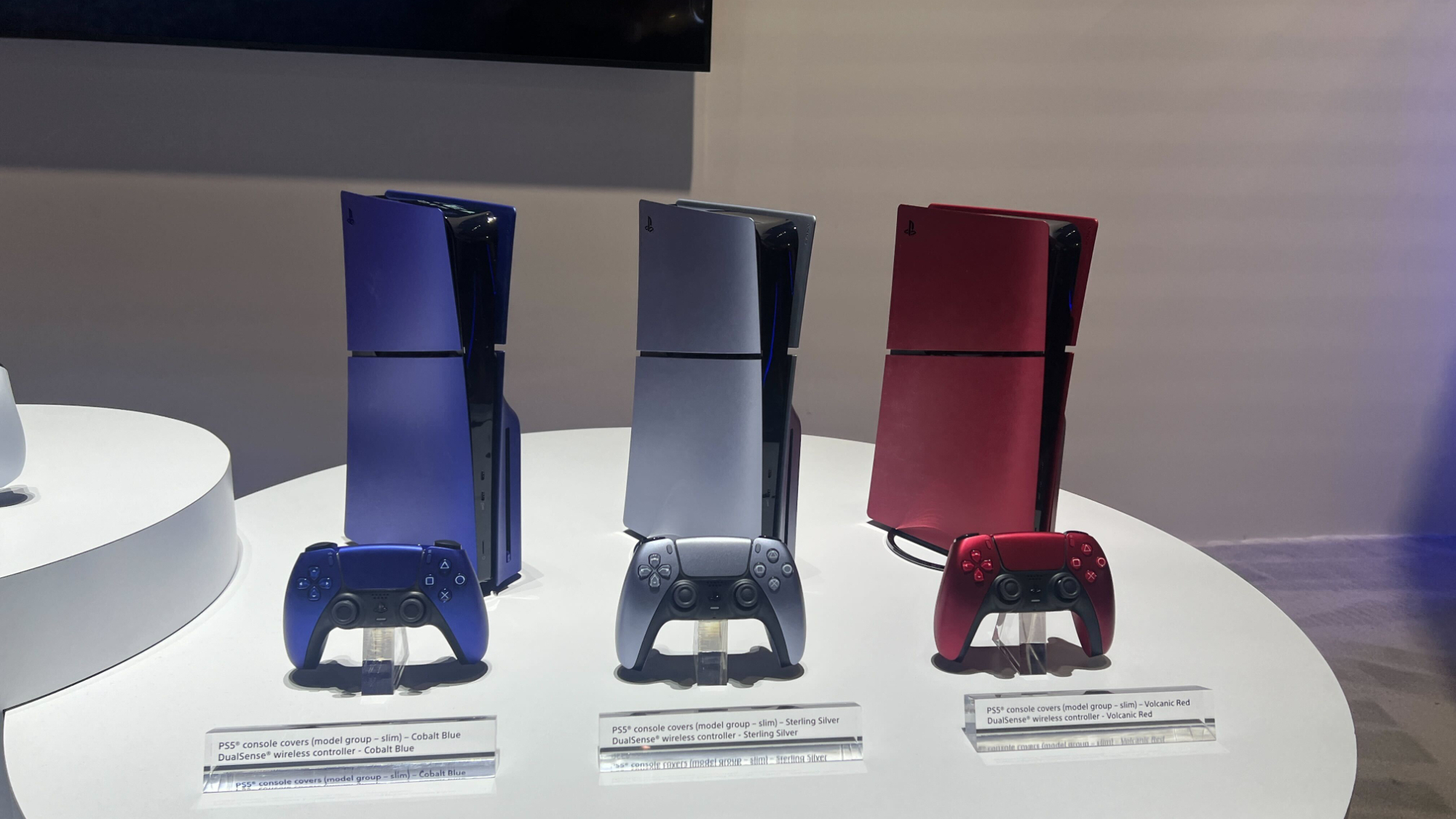 Впервые были показаны чехлы для новых консолей PS5 Slim в трио цветов Deep Earth