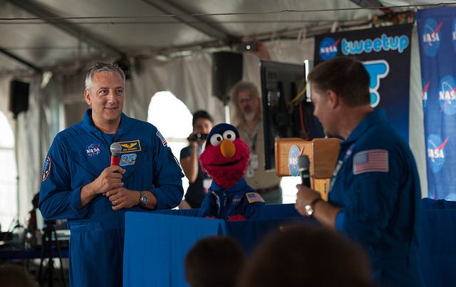 Elmo talks at Tweetup