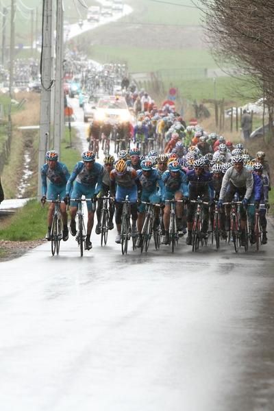 The peloton bunched on stage 2