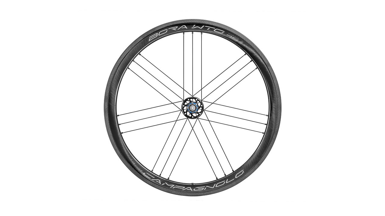 The rear wheel adopts Campagnolo's G3 spoke system