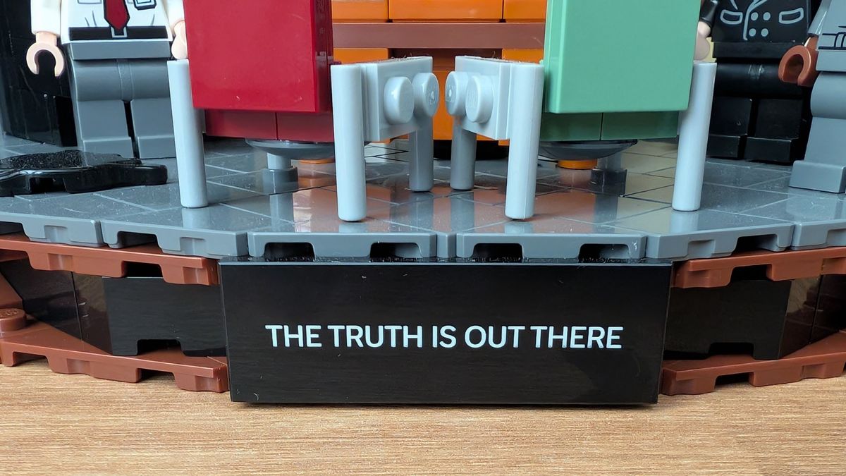 Picture of the Lego The X-Files set