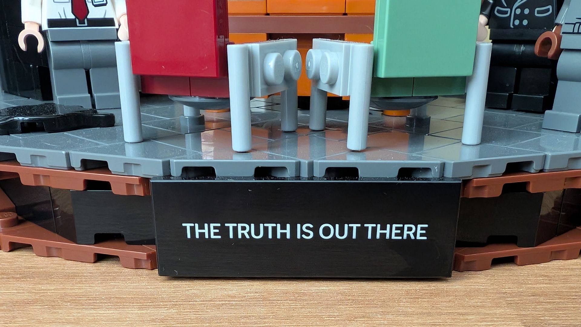 Picture of the Lego The X-Files set