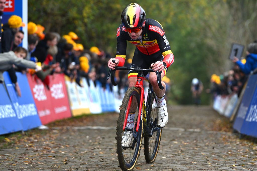 OUDENAARDE, BELGIUM - NOVEMBER 01: Eli Iserbyt of Belgium and Team Pauwels Sauzen - Bingoal crosses the finish line on second place during the 35th Trofee Oudenaarde - Koppenbergcross 2024 - Men&#039;s Elite on November 01, 2024 in Oudenaarde, Belgium. (Photo by Luc Claessen/Getty Images)