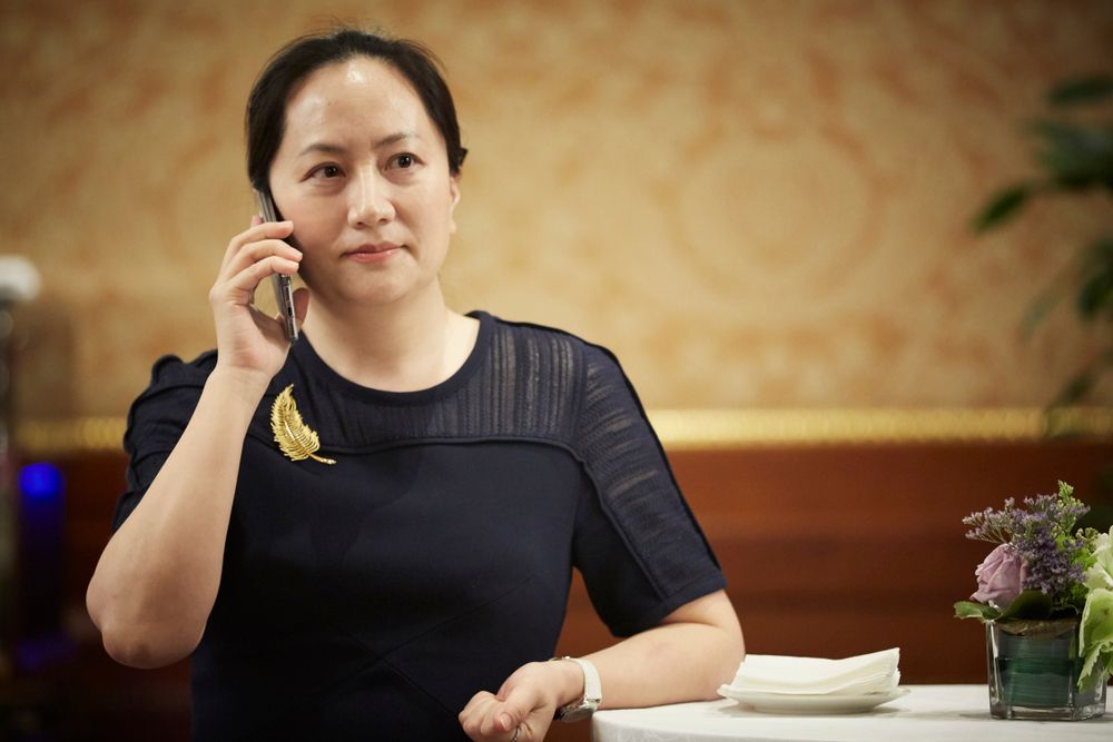 Huawei CFO Meng Wanzhuo chatting on the phone