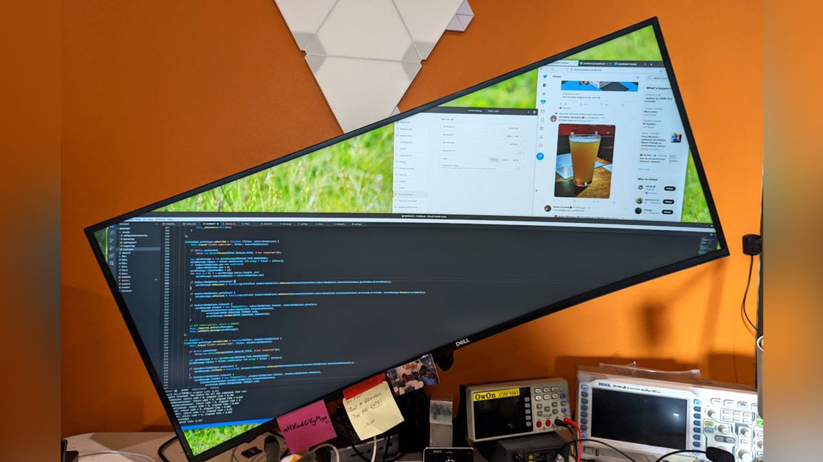 Here's a fun tidbit — Linux is the only OS to support a diagonal monitor mode, which you can customize to any tilt of your liking. Latching onto