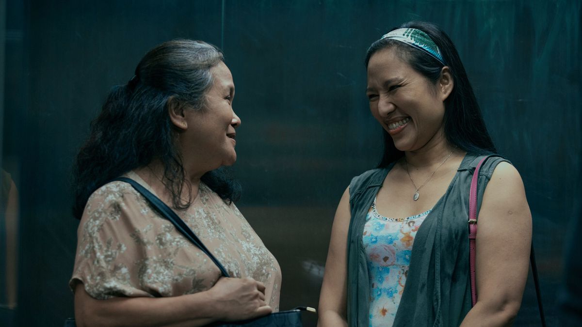 Essie and Puri in the elevator together in Expats episode 5.