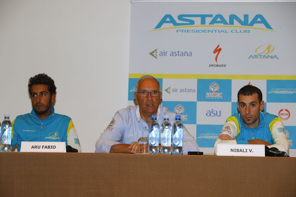 Vincenzo Nibali and Fabio Aru either side of Giuseppe Martinelli