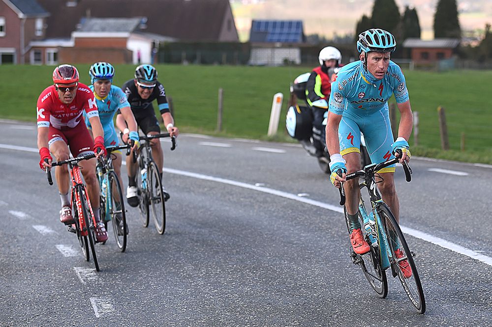 Lieuwe Westra (Astana) tries to get the pace going