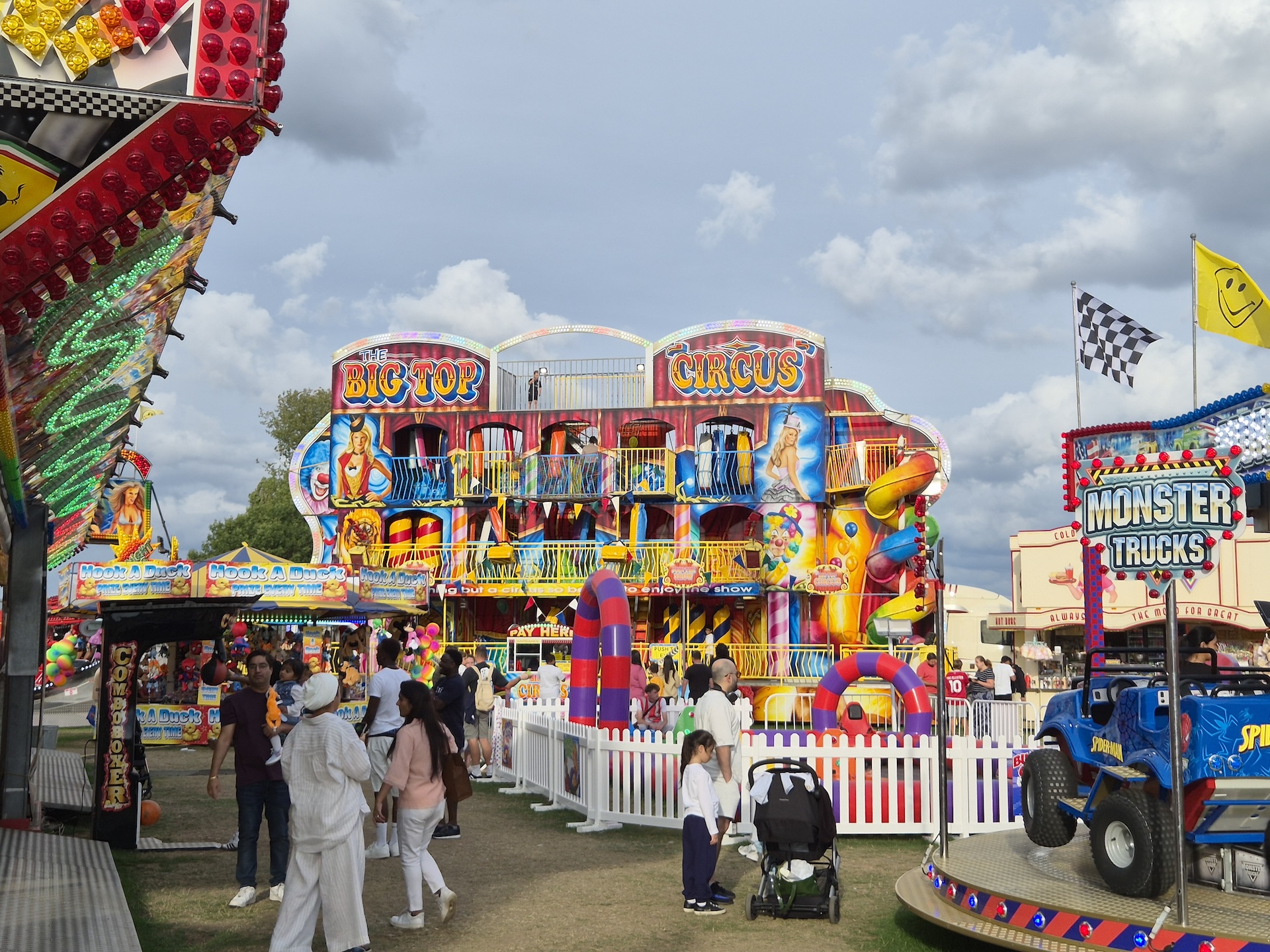 Camera Sample of a funfair captured on the Galaxy Z Flip 7 FE 