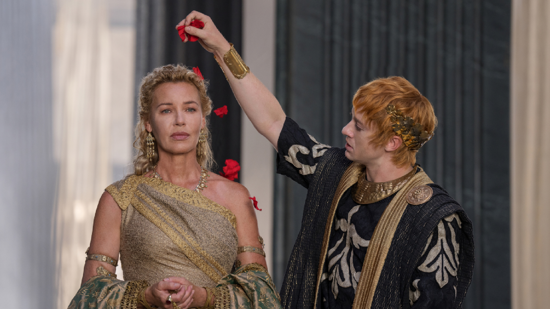 Connie Nilsson y Joseph Quinn como Lucilla y Caracalla en Gladiator 2