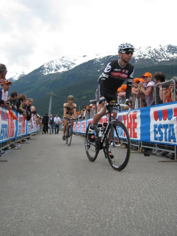 Xavier Tondo (Cervelo TestTeam) goes to sign on