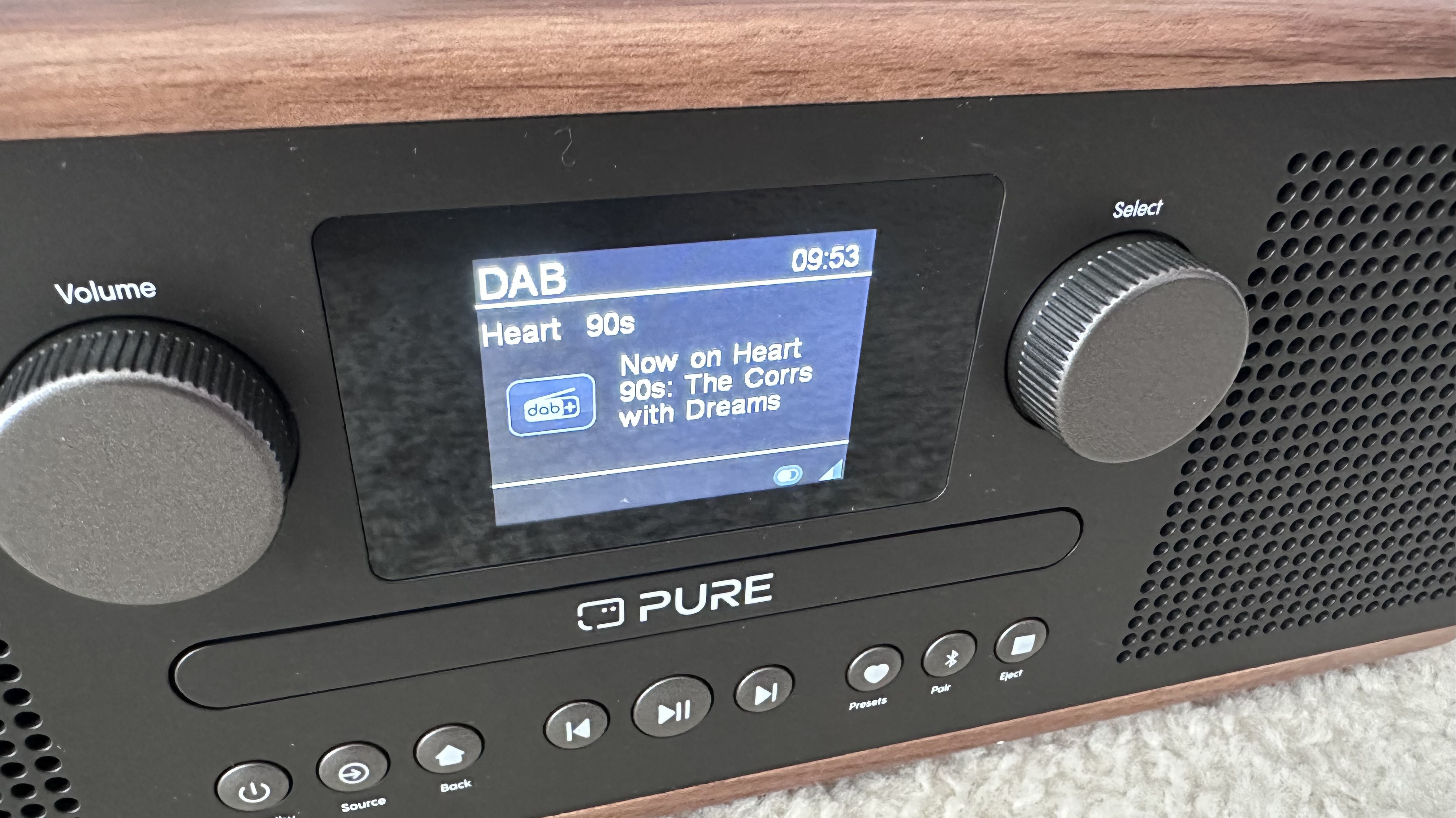 رادیو Pure Classic C-D6 DAB/FM، پخش کننده سی دی، بلندگوی بلوتوث در حال پخش رادیو Heart 90s روی فرش