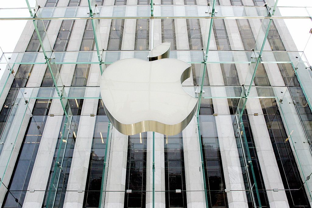 A man decided to show his dislike for iPhones by smashing several in a French Apple store. 