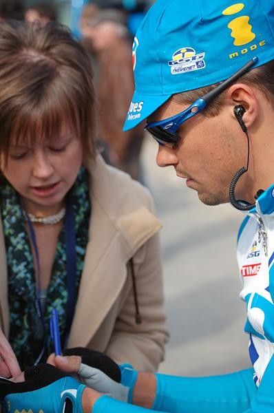 Aur&eacute;lien Clerc (Bouygues Telecom) chatted with spectators and gave autographs.