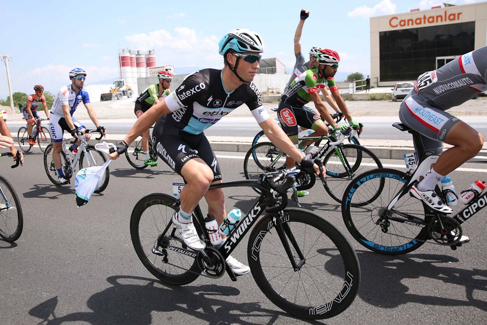 Mark Renshaw grabs a feed bag.