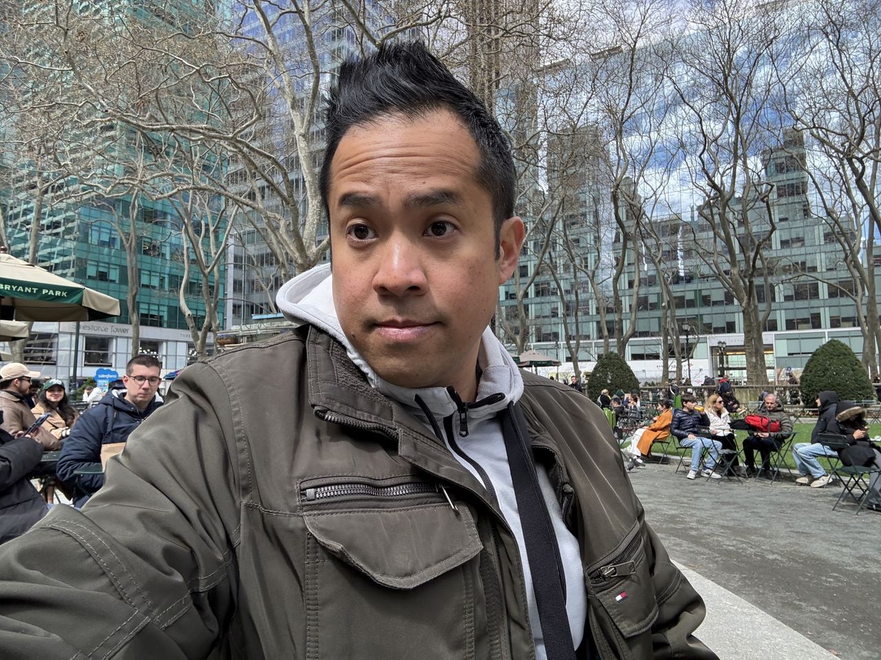 Apple iPhone 16e selfie sample.