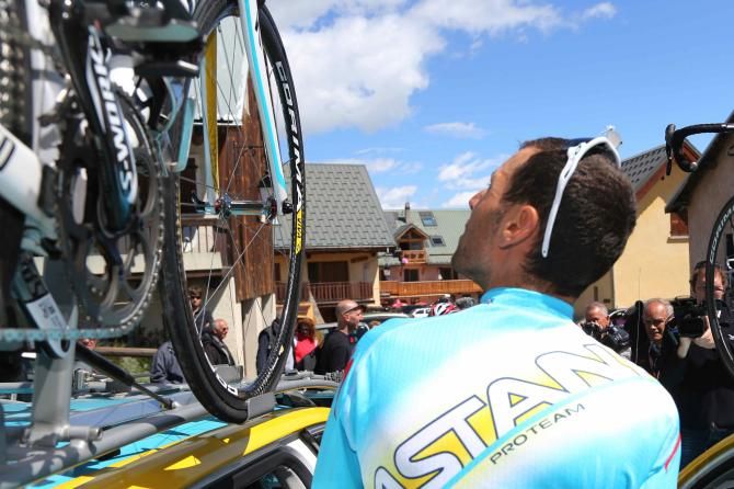 Nibali ensures his Astana team equipment is in primo condition