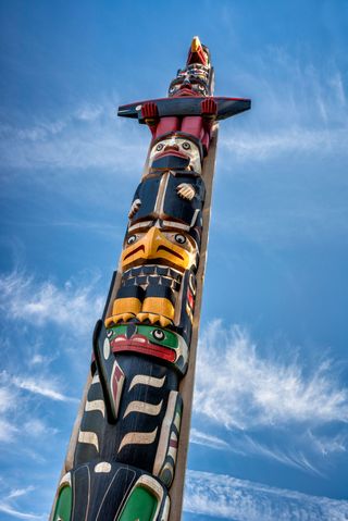 Centennial Pole, totem pole by Calvin Hunt in Duncan, Cowichan Valley, Vancouver Island, British Columbia, Canada.