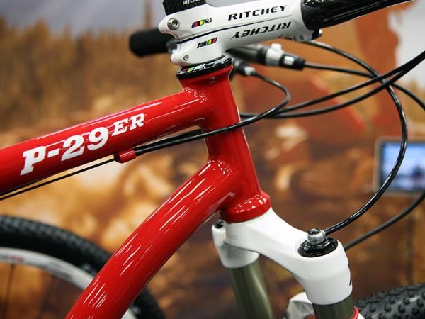 The clever head tube design features the slim profile of a 1" steerer but with integrated sockets for 1 1/8" bearings.