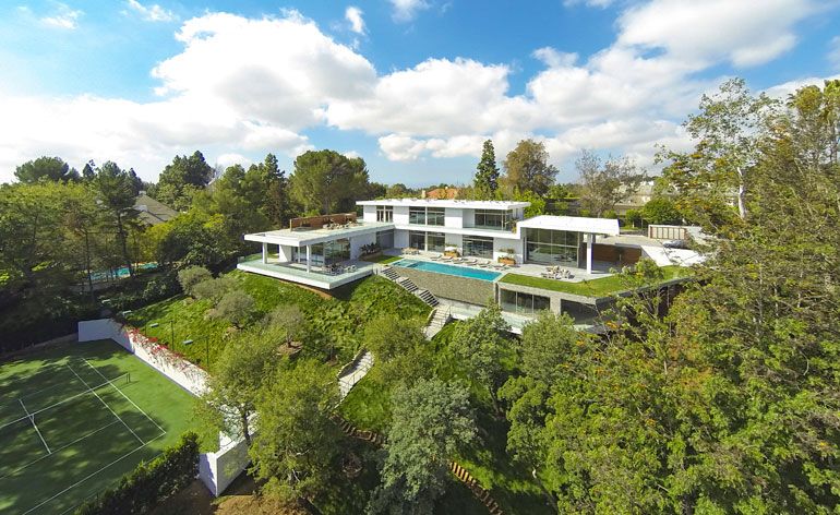 Luscious gardens surround this contemporary residence by Quinn Architects in Los Angeles&#039; upscale Holmby Hills neighbourhood