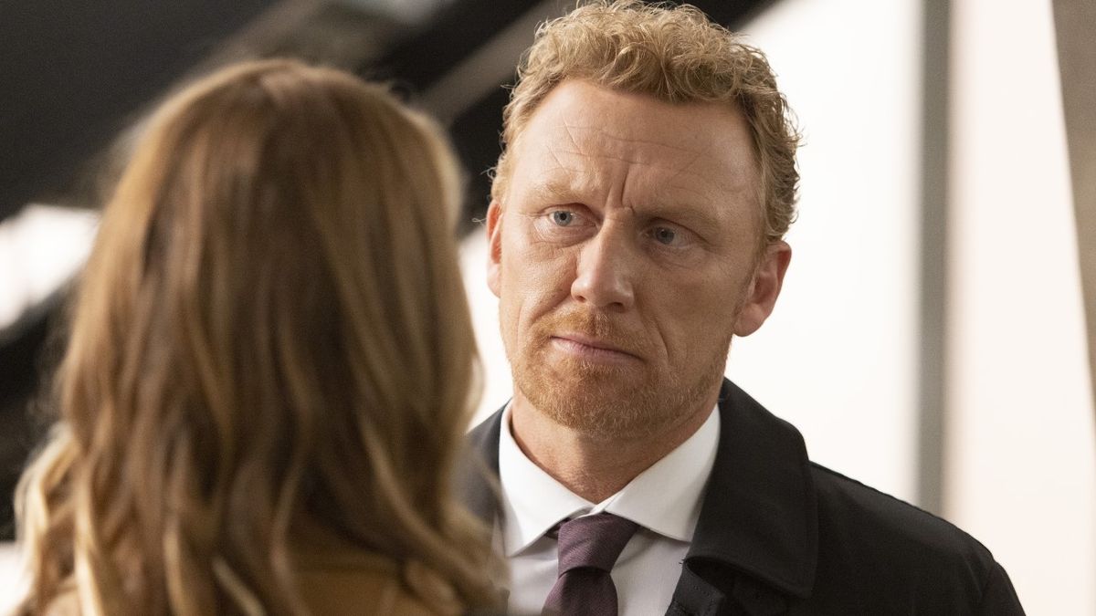 Owen Hunt talks to Teddy Altman on Grey&#039;s Anatomy.