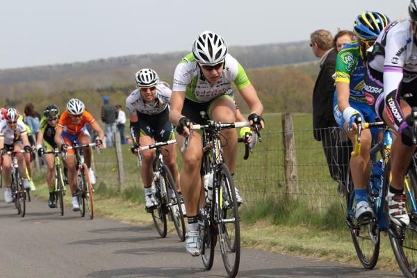 In the bunch after her breakaway, Janneke Kanis (Nederland Bloeit) climbing VAM berg