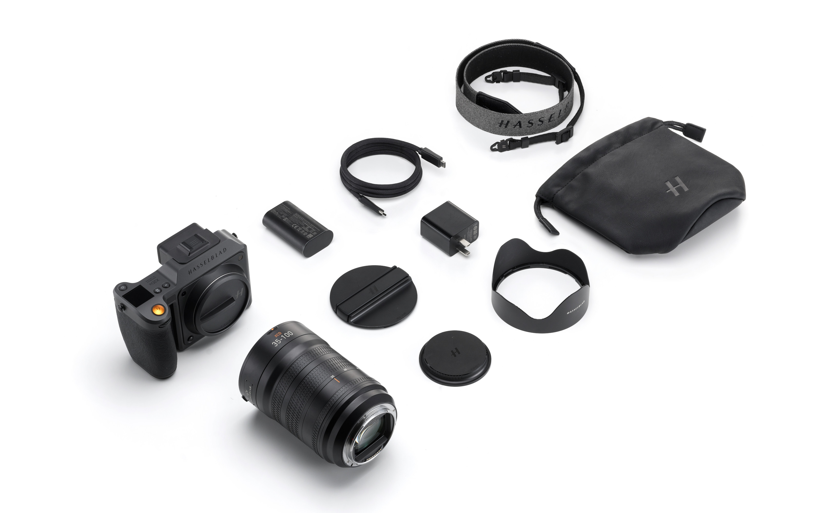 All the components of the new Hasselblad X2D II 100C camera and XCD 2,8–4/35–100E zoom lens combo