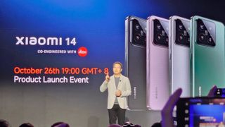 William Lu, Presidente de Xiaomi, presenta el teléfono Xiaomi 14 en la Cumbre Snapdragon