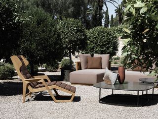 Outdoor furniture in garden, by Molteni & C