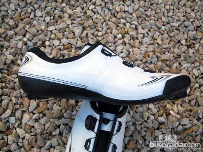 The inner side of the shoe is impressively free of add-ons, which should result in less crankarm marring if you tend to pedal heels-in.