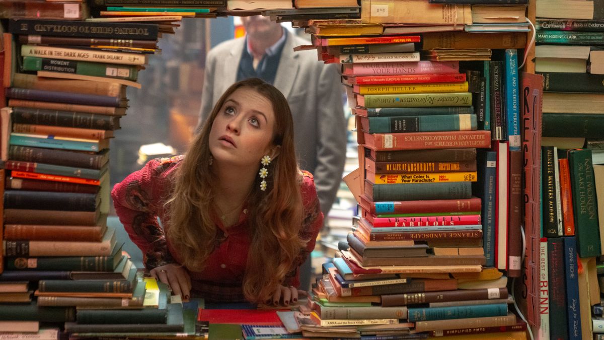 Jen (Máiréad Tyers) seen through a display of books in Extraordinary season 2