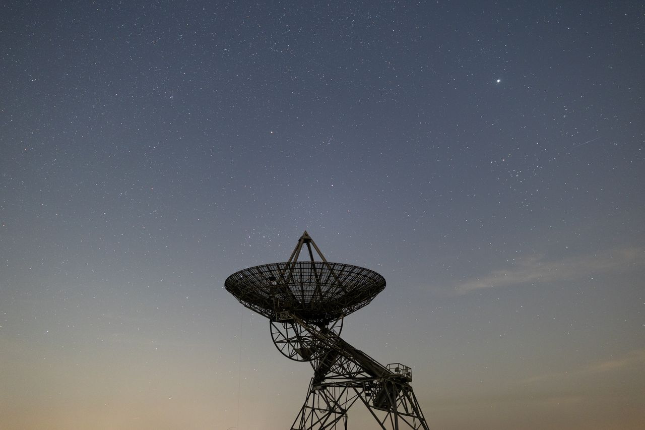 Photo of a radio telescope with the night sky behind taken with the Canon EOS R6 Mark II camera