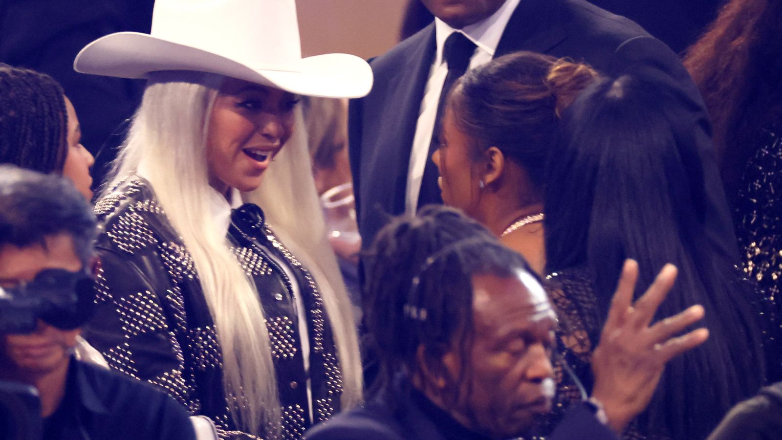 Beyoncé Quietly Showed Up to the Grammys in a Texas-Inspired Cowboy Hat ...