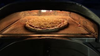 ooni fyra pizza oven cooking a pizza