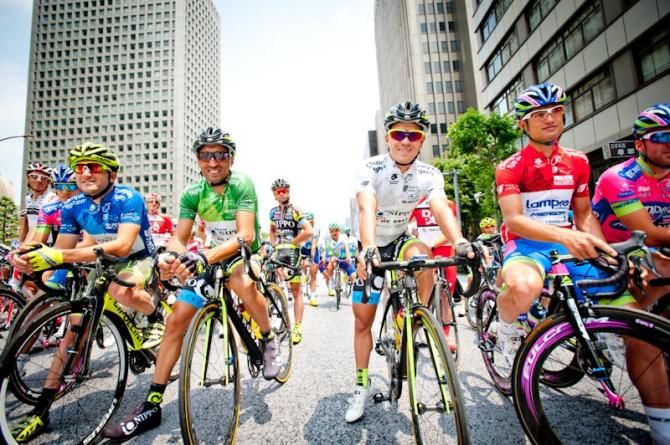 At the start line, four classification leaders lined up in front of peloton