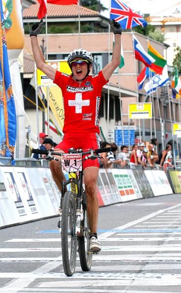 Esther S&uuml;ss (Wheeler iXS Pro Team) celebrates her win in the European Marathon Championship