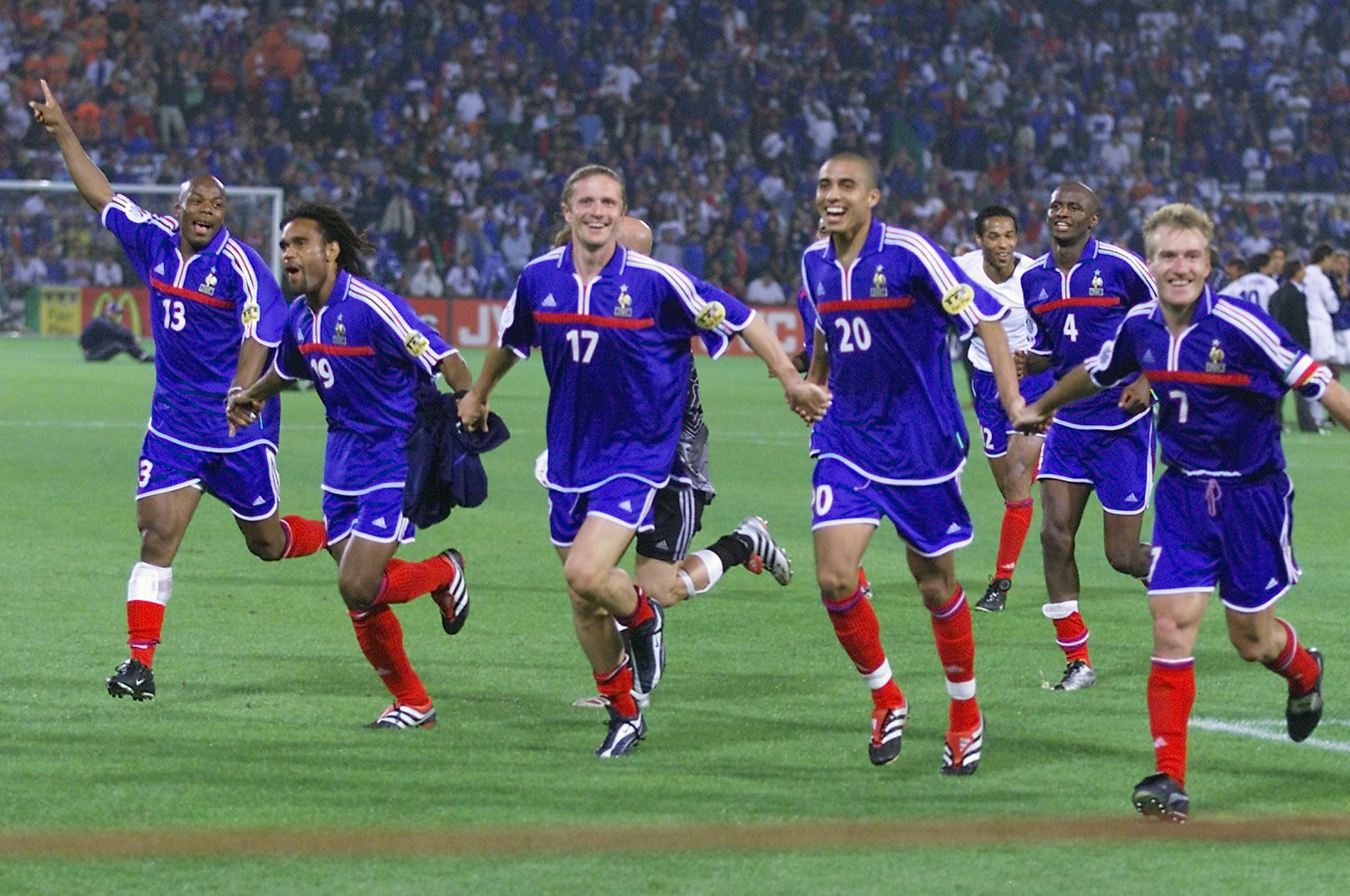 France players celebrate after beating Italy in the final of Euro 2000.