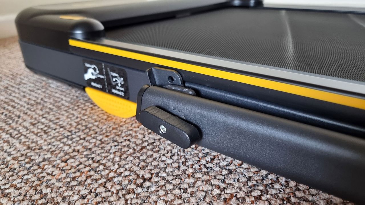 Urevo Strol 2E treadmill, a close-up picture of the handrail knob