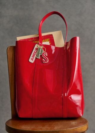 Sezane, a bolsa em vermelho patente