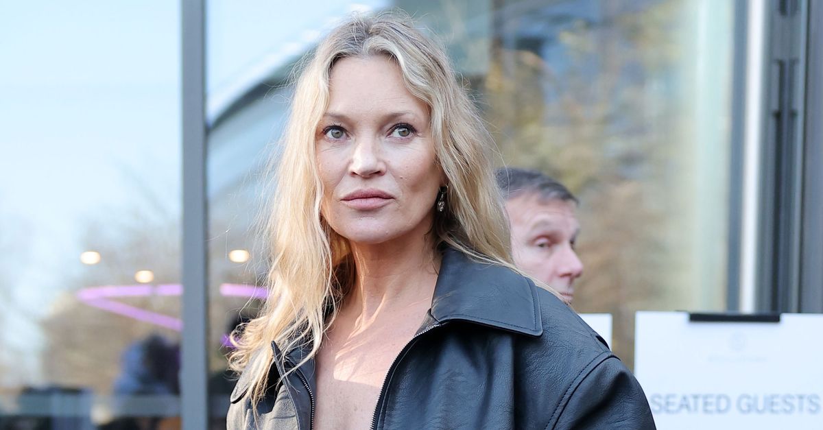 ฉันคิดว่าฉันเกลียดกางเกงยีนส์ผอม แต่ Kate Moss เพิ่งทำให้พวกเขารู้สึกเท่กับเทรนด์รองเท้านี้