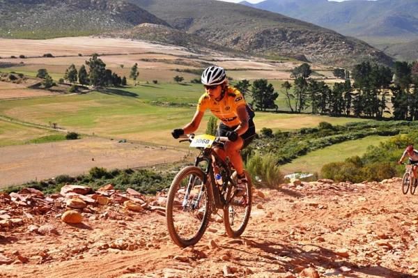 Yolande Speedy dominates the women's race and finishes 19th overall.